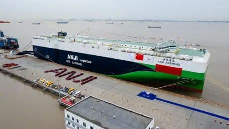 MG estrena el barco portacoches más grande del mundo mientras decide la localización de su primera fábrica europea
