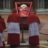 Mort du pape Français : comment le souverain pontife est-il "embaumé" avant d'être exposé au public ?