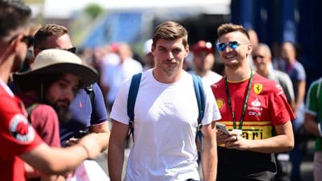 Max Verstappen haat dit soort auto’s: ’verschrikkelijk, echt mega saai’