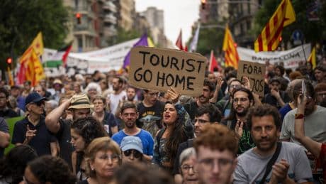 Los medios extranjeros alertan a los turistas sobre viajar a España y recuerdan la 'turismofobia': "Marquen sus calendarios y traigan sus chubasqueros. Habrá pistolas de agua"