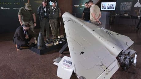 Met een geweer hangend uit een propellervliegtuig: hoe Oekraïne alles uit de kast trekt tegen Russische drone-overmacht