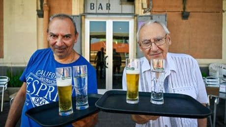 Tagliatelle e calcetto, la ricetta di resilienza del bar della stazione di Porto Maurizio