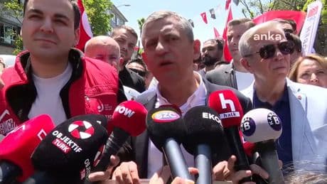 Özgür Özel, 19 Mayıs yürüyüşünde AKP gençliğine seslendi: 'Reisinizin elinden o topu geri alın'