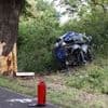 Unfall im Landkreis Barnim: 21-jähriger Autofahrer prallt gegen Baum und stirbt