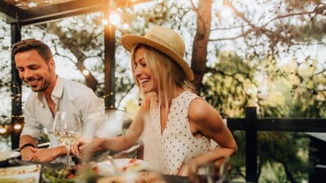 El protocolo de emergencia para una cena de verano de María Gálvez, autora de 'A mesa Puesta'