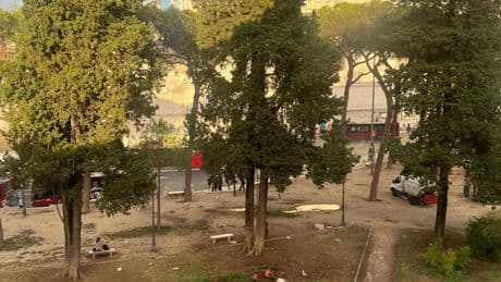 Degrado e sporcizia ai piedi del Campidoglio: "l'accampamento" con vista sull'Altare della Patria