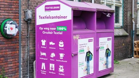 Politie redt man uit kledingcontainer in Venlo: ’Niet slim om daar te slapen’