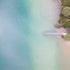 Ce lac couleur émeraude, joyau naturel de la Savoie, prend des airs de lagon tropical en été