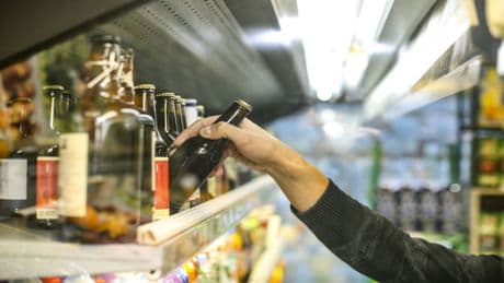 Bier-Insider wissen: Diese renommierten Brauereien produzieren Biere für Lidl, Netto & Penny