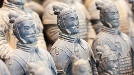 Chine : un touriste saute une barrière et atterrit sur le site de l'armée de terre cuite