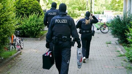 Rechtsextremer Sänger im Fokus - Razzia gegen Neonazi-Organisation