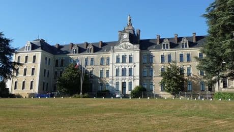 "Il a brûlé mon innocence": d'anciens élèves d'un collège catholique de Maine-et-Loire dénoncent des agressions sexuelles