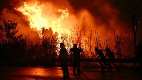 Des incendies ravagent la Grèce : “Le pays s’est habitué aux désastres”