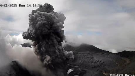 La ceniza del volcán Poás se eleva más de tres kilómetros sobre Costa Rica