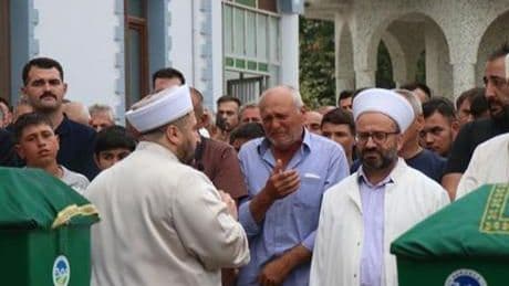 Feci kaza iki kardeşi hayattan kopardı! Tutuklu bulunduğu cezaevinden getirilen babanın feryatları yürekleri sızlattı