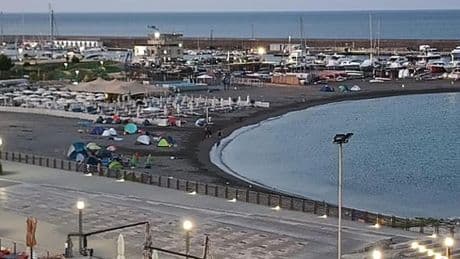 Campeggio abusivo sulle spiagge di Chiavari, i residenti: “Inaccettabile degrado”