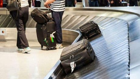 Bambino di 2 anni trascinato dal nastro bagagli dell?aeroporto: «Stava per entrare in una pericolosa macchina a raggi X»