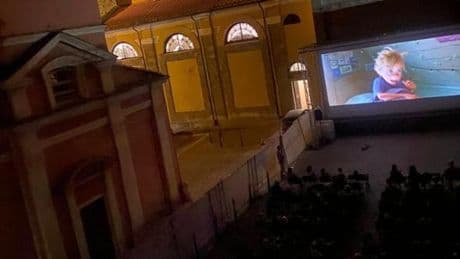 Sarzana, svastica sullo schermo: raid vandalico all’arena estiva parrocchiale del Cinema Italia | Foto