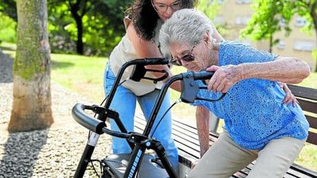 La batalla de una baracaldesa de 94 años con las aseguradoras del coche que casi acaba con ella