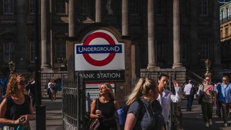 Indra, favorita para gestionar el sistema de pago del transporte de Londres