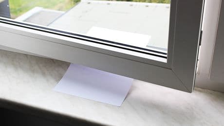 Nur zwei Gegenstände: So testen Sie, ob Ihre Fenster dicht sind