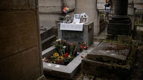 Hallado el busto de Jim Morrison robado hace 37 años del cementerio de Père Lachaise (París)