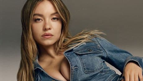 Sydney Sweeney olvida las polémicas tirándose en paracaídas