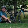 Als kind streed hij zelf tegen leukemie, nu fietst Jietse (21) naar Spanje om kankerpatiënten te steunen: “Elke kilometer die ik trap, is er één voor hen”