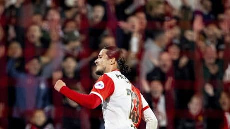 Rood Hadj Moussa, maar Feyenoord is na minieme zege op Heerenveen weer koploper Eredivisie