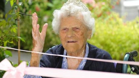La británica Ethel Caterham, la persona más longeva del mundo, celebra su cumpleaños 116: enviudó hace 49 años