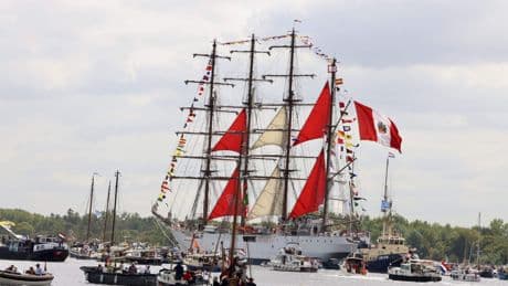 LIVE | Omstanders kijken met ingehouden adem naar passerende schepen tijdens Sail-in Parade