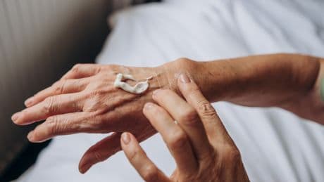 Pflege im Alter: Diese 5 Dinge pflegen empfindlicher Haut besonders gut