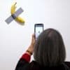 Kunstwerk von Maurizio Cattelan: Tourist isst millionenschwere Banane auf