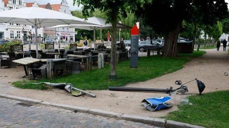 Unfall am Marktplatz: Autofahrer verliert vor Eisdiele Kontrolle - fünf Verletzte