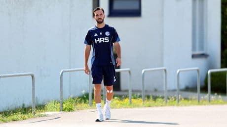 Was macht das Karaman-Knie? - Dieses Foto macht Schalke-Fans Hoffnung
