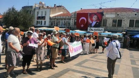 Foça'da "Süper izin" yasası protestosu: Torba yasanı geri çek