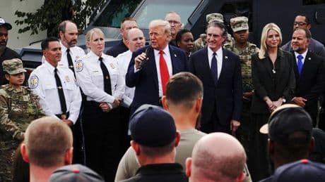 Trump saluda a las tropas desplegadas en Washington y advierte que pronto irán a otras ciudades