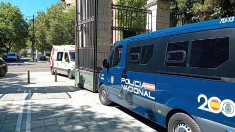 Detienen a un hombre en el barrio de la Macarena mientras corría con su hija en brazos tras quitársela a su madre a la fuerza