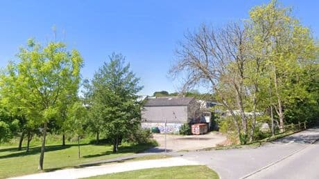 Ces squatteurs ont trouvé la parade pour participer à la vente aux enchères du centre de vacances qu’ils occupent