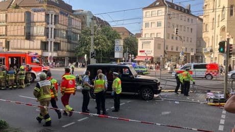 Baden-Württemberg: Auto fährt in Stuttgart in Personengruppe – drei Schwerverletzte