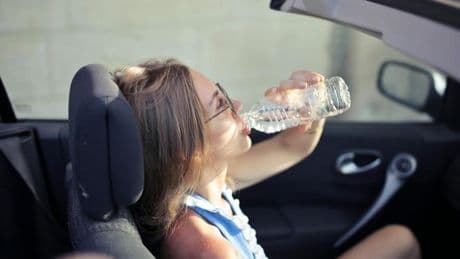 Esta es la multa que te pueden poner por beber agua al conducir