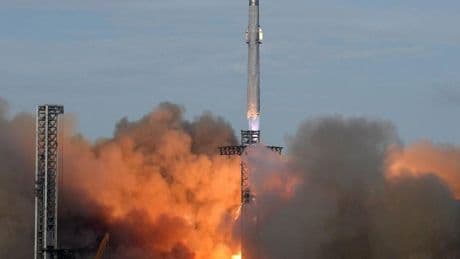 El cohete gigante de Musk vuela por fin sin explotar en el aire