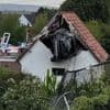 Kind auf Trampolin schwer verletzt - Auto fliegt durch Garten und bleibt im Haus stecken