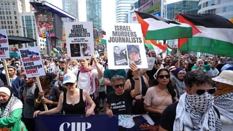 Toronto’da yüzlerce kişiden Gazze için yürüyüş