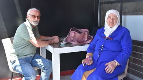 Mola verdikleri Sivas'ta kaybolan kedileri için kentte kaldılar: Bulana 10 bin TL ödül verecekler