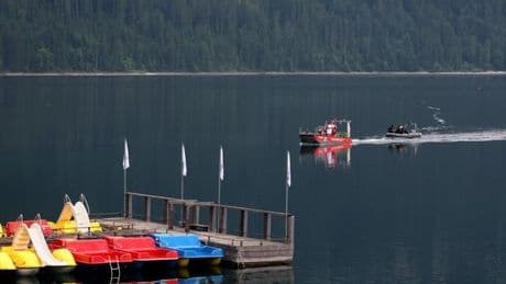Vater und Sohn in Bergsee verschwunden – Suche geht Montag weiter