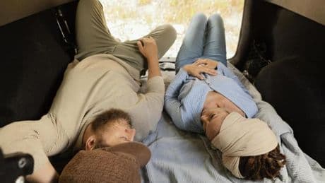 ¿Es legal dormir en el coche? Esto es lo que dice la DGT