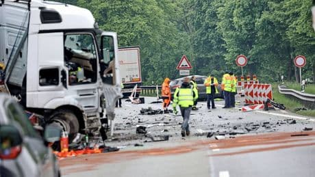Todes-Crash auf A8 - Sattelzug durchbricht Leitplanke auf Autobahn