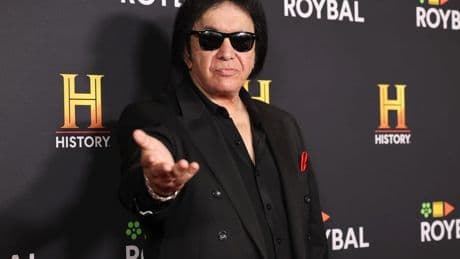 Kritiek op ’inhalige’ Gene Simmons (75): KISS-voorman laat zieke fan ruim elfduizend euro betalen voor ontmoeting