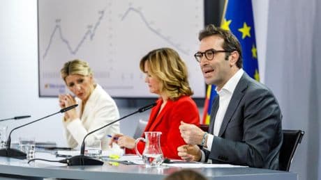 Yolanda Díaz avisa que permitir la opa BBVA-Sabadell es “un error mayúsculo”